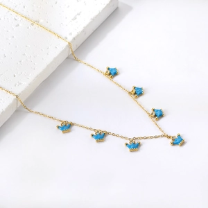 Dettaglio della collana corona in oro 18K con smalto azzurro e zirconi brillanti