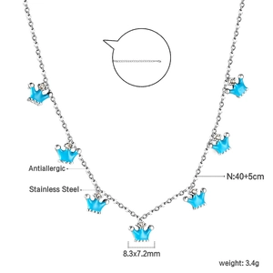 Dettaglio collana in acciaio inox con ciondoli corona blu e info misura catena 40+5cm