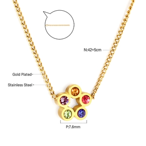Détail du collier pendentif fleur avec zircons colorés en acier inoxydable doré brillant