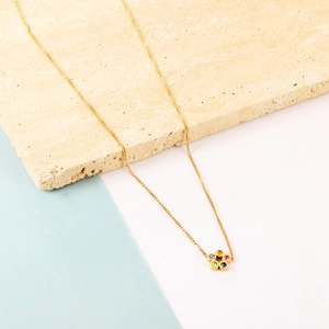 Collier en acier doré avec pendentif fleur orné de pierres précieuses multicolores