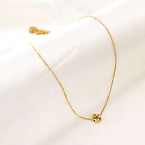 Collier avec pendentif fleur en acier doré et cristaux de zircone multicolores