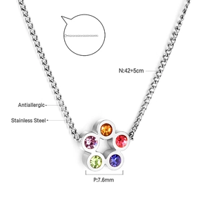Détail du collier en acier inoxydable de 42+5cm avec pendentif fleur coloré et fermoir