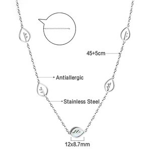 Details der Blatt-Halskette mit 45+5cm Kette und Perlmutt-Einlage aus Edelstahl