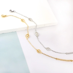 Elegante Armbänder mit Blattanhänger in Gold und Silber mit verstellbarer Kette