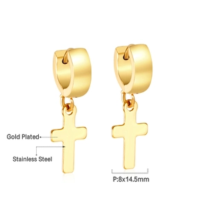 Détail des boucles d'oreilles créoles croix en acier inoxydable doré de 8x14,5 mm