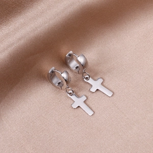 Boucles d'oreilles créoles en acier poli avec pendentif croix sur soie champagne