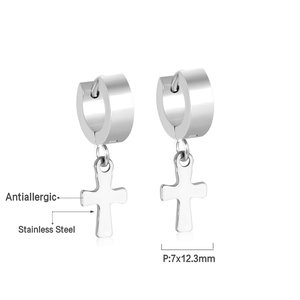 Vue détaillée de créoles antiallergiques en acier inoxydable avec pendentif croix et taille