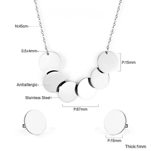 Détail de l'ensemble collier et boucles d'oreilles en acier avec disques ronds de 15mm
