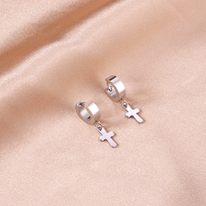 Boucles d'oreilles créoles croix en acier inoxydable argenté sur tissu en satin doré