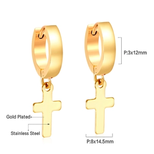 Vue détaillée de boucles d'oreilles créoles croix en acier doré avec spécifications de taille