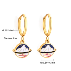 Détail des boucles d'oreilles en acier plaqué or avec pendentifs planète en émail coloré