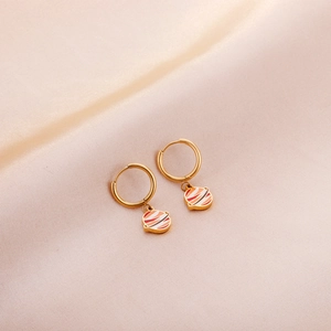 Boucles d'oreilles planète dorées avec rayures émaillées sur fond en soie douce