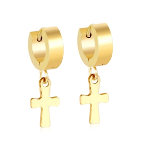 Créoles en acier inoxydable doré poli avec pendentifs croix sur fond blanc