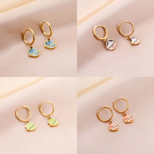 Boucles d'oreilles créoles dorées avec pendentifs planètes en émail sur soie douce