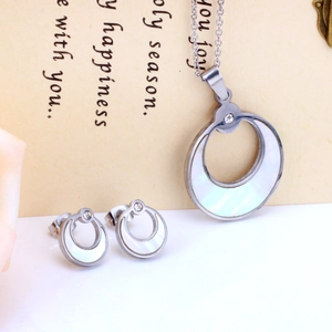 Ensemble collier et boucles d'oreilles ronds avec nacre et petits strass étincelants