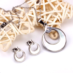 Parure en acier inoxydable avec collier pendentif rond évidé en nacre et boucles d'oreilles