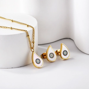 Set gioielli malocchio dorati con ciondolo a goccia e collana a catena con perline