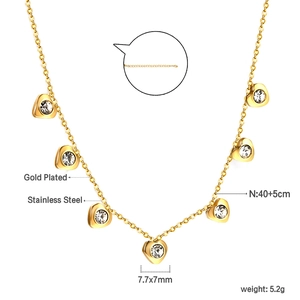 Dettaglio dei ciondoli a cuore in acciaio placcato oro 18K e misure della collana