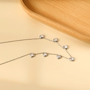 Dettaglio della collana in argento con sette ciondoli a cuore e zirconi trasparenti