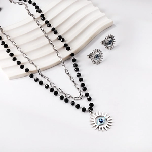 Dettaglio del set gioielli Evil Eye con catena a doppia fila di perline nere e ciondolo