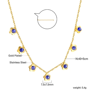 Dettaglio della collana in acciaio inossidabile dorato con ciondoli a fiore blu