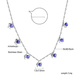 Dettaglio della collana in acciaio inox con fiori in cristallo blu e trama della catena