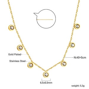 Dettaglio della collana in acciaio inossidabile placcato oro 18K con sette cristalli