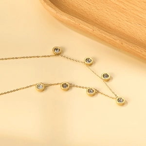 Dettaglio della collana in acciaio inossidabile placcato oro 18K con sei zirconi tondi