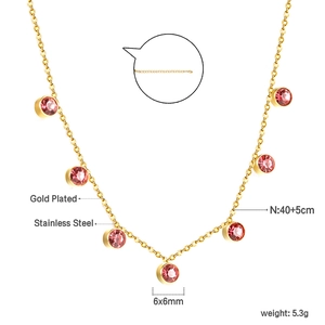 Dettaglio di pendenti in zircone rosa su collana in acciaio inossidabile dorato 18K
