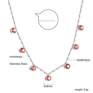 Dettaglio della collana in acciaio inossidabile placcata oro 18K con zirconi rosa tondi