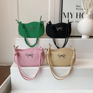 Borsa a tracolla intrecciata con fibbia a fiocco argento e manico a corda multicolore