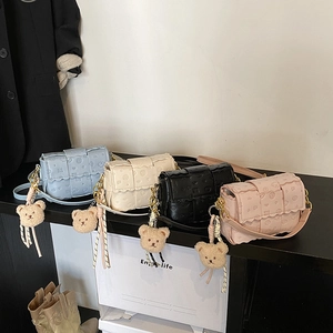 Mini sacs bandoulière tissés en quatre couleurs avec adorables breloques oursons