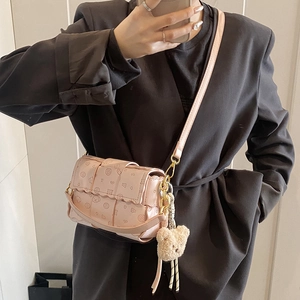 Sac à bandoulière matelassé rose avec motifs cartoon et breloque ours sur modèle