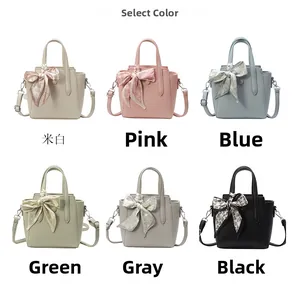 Variantes de couleurs du sac seau en cuir avec foulards décoratifs à imprimé de cœurs