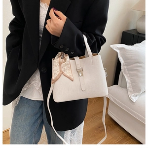 Sac seau blanc avec foulard à cœurs porté par un mannequin avec bandoulière assortie