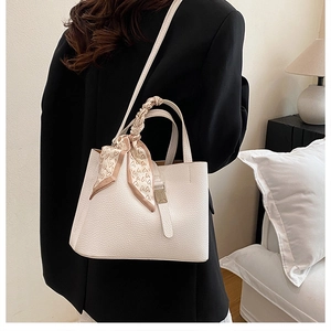 Détail du sac seau blanc avec foulard en soie à cœurs et boucle métallique