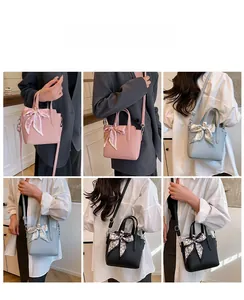 Sac à bandoulière tendance pour femme avec détail foulard en soie et différents styles