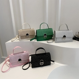 Glitzernde kleine quadratische Taschen in fünf Farben mit runden Metallschnallen