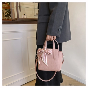 Sac à main rose texture litchi avec foulard en soie à cœurs et finitions argentées