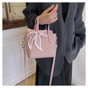 Sac seau en cuir grainé rose avec foulard à motifs cœurs et détails argentés