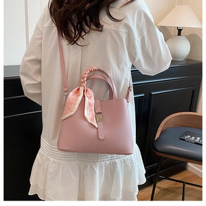 Sac seau rose à texture litchi avec foulard en soie à cœurs et boucle en métal argenté