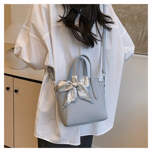 Vue arrière d'un sac seau en cuir bleu-gris clair avec foulard décoratif à cœurs