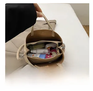 Vue de dessus de l'intérieur du sac seau beige montrant sa grande capacité de rangement