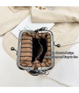 Gros plan du fermoir rétro et de la doublure rayée sur un sac chic à chaîne perlée