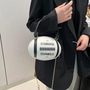 Borsa a mano creativa in PU a forma di football americano bianca e nera con catena