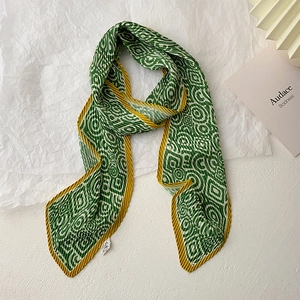 Long pleated scarf with green geometric pattern and yellow wavy edges for women