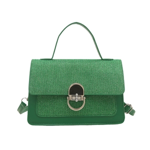 Petit sac carré vert texturé avec boucle métallique argentée et bandoulière réglable