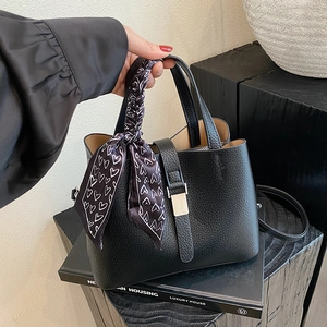 Sac Seau pour Femme en Cuir PU Galet de Grande Capacité Décor de Foulard de Mode Sac à Bandoulière Minimaliste Polyvalent