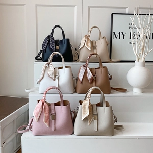 Sac seau minimaliste avec poignée en soie et bandoulière réglable en six couleurs