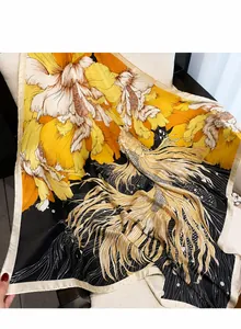 Detail eines Seidensatintuchs mit Goldfisch- und Blumenmuster auf einem beigen Sofa
